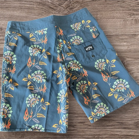 Billabong Floral Patterned Blue Board Shorts Size 28 - Picture 4 of 5